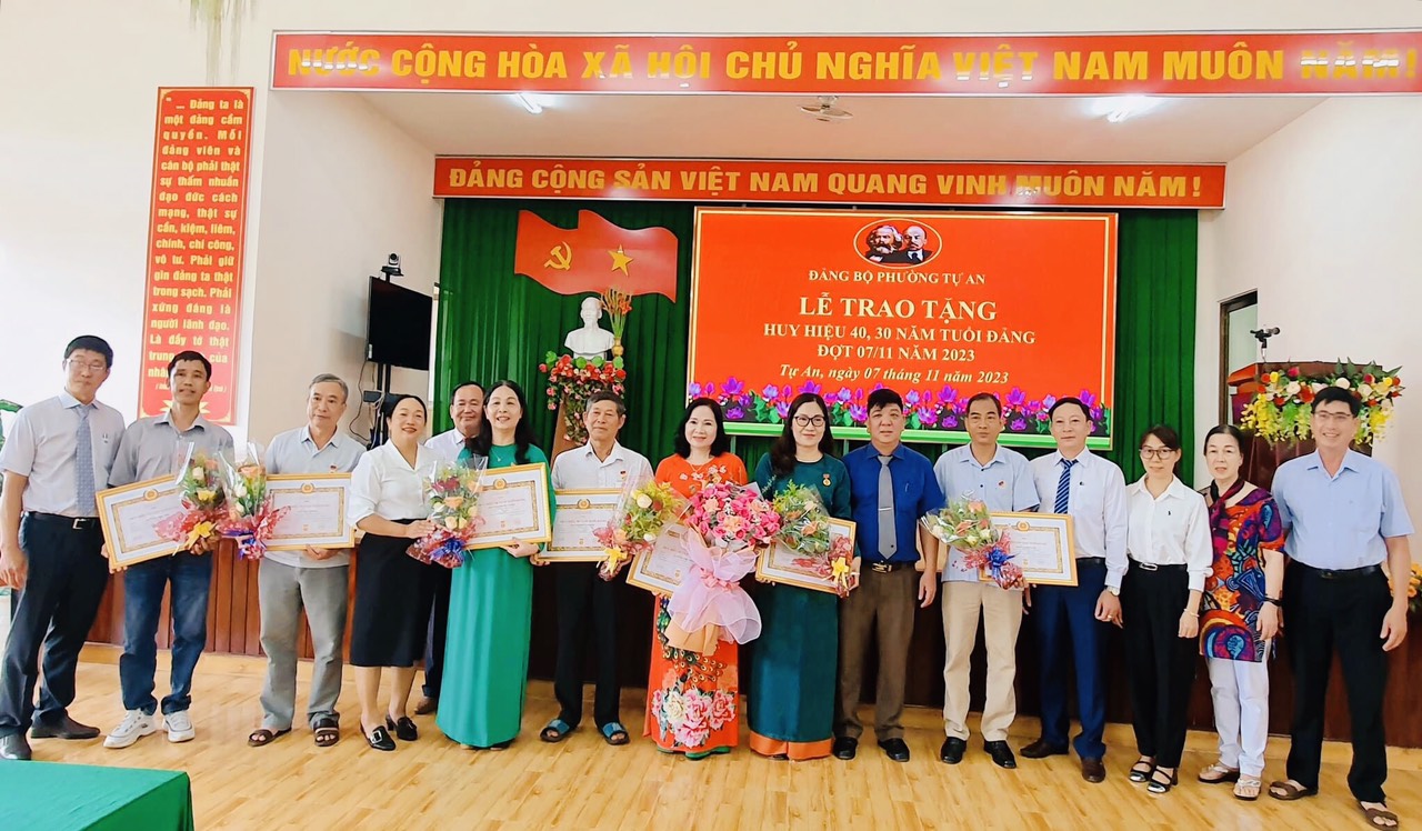 Đảng bộ phường Tự An tổ chức lễ trao tặng huy hiệu Đảng đợt 07/11 năm 2023